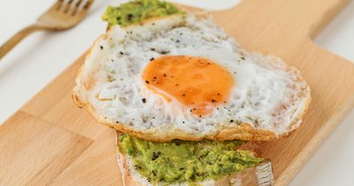 Toast Awokado z Jajkiem - Przepis na Sycące Śniadanie