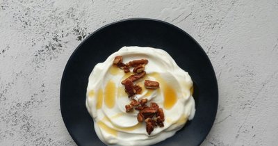 Jogurt Grecki z Orzechami i Miodem